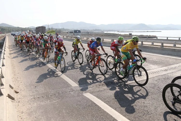 Huỳnh Thanh Tùng ‘xé’ áo vàng ở chặng đua bị rút ngắn lộ trình ảnh 7