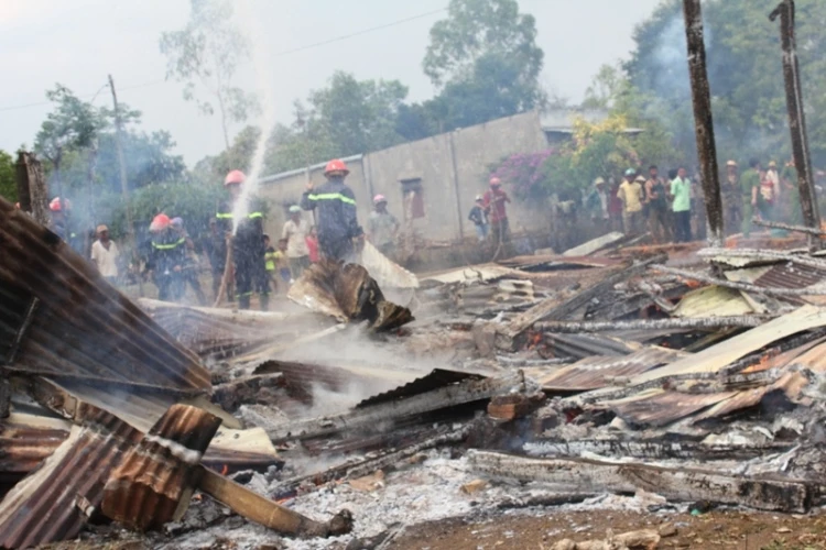 Cháy nhà truyền thống Êđê, 4 cháu nhỏ thoát chết trong gang tấc ảnh 2