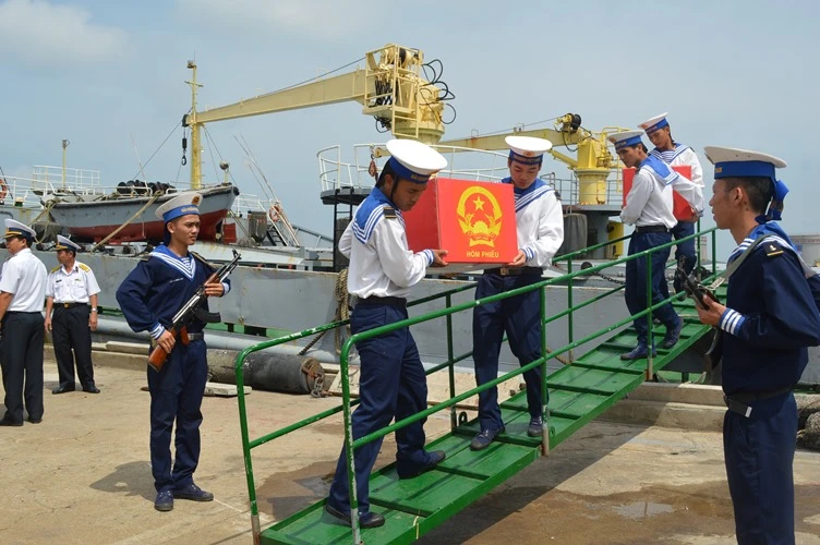 Đón tổ bầu cử trên biển mang thùng phiếu về đất liền ảnh 1 Đón tổ bầu cử trên biển mang thùng phiếu về đất liền ảnh 1