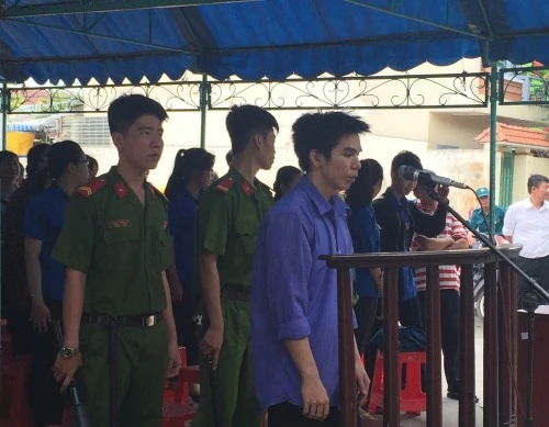 Chồng chở vợ đi... bán dâm hàng ngày và 20 năm tù tội giết người ảnh 1 Chồng chở vợ đi... bán dâm hàng ngày và 20 năm tù tội giết người ảnh 1