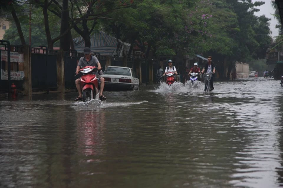 Hà Nội ngập nặng sau trận mưa lớn, giao thông rối loạn ảnh 15