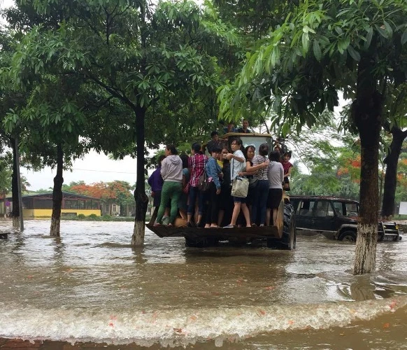 Độc nhất vô nhị: Người Hà Nội đi làm bằng xe ủi do mưa ngập ảnh 1