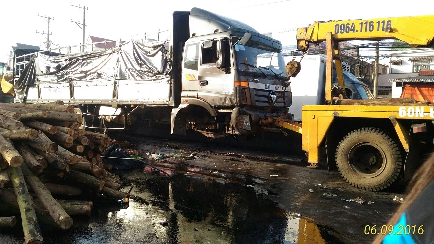 Một phụ nữ đón xe đi khám bệnh bị xe tải đâm tử vong ảnh 1