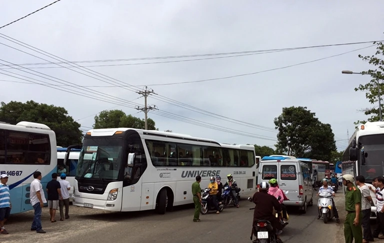 Kẹt xe nhiều giờ ở vòng xoay cầu Hùng Vương, Phan Thiết ảnh 1