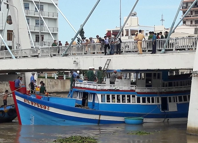 Cắt nóc tàu đến đâu nước lại dâng đẩy tàu lên đến đó