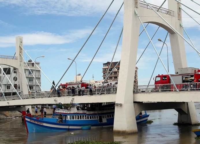 Chiếc tàu vẫn mắc kẹt sau khi cưa nóc cabin do thủy triều lên nhanh