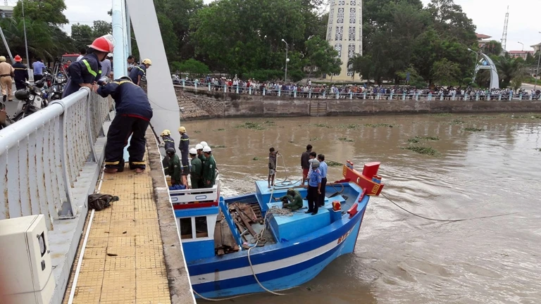 Con tàu bị mắc kẹt dưới gầm cầu.