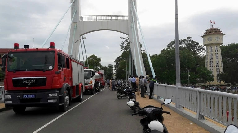 Xem giải cứu tàu bị mắc kẹt dưới cầu