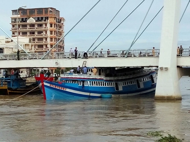 Điều nguy hiểm là thủy triều trên sông Cà Ty đang lên cao.