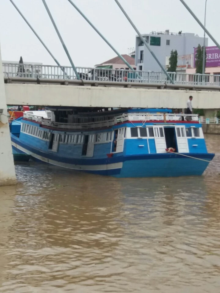 Đã cắt nóc cabin rất nhiều nhưng vẫn không thể kéo tàu ra được