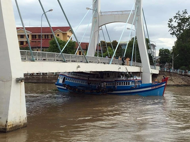 Cabin tàu đã được cắt gọt để hạ chiều cao nhưng vẫn không khả thi 