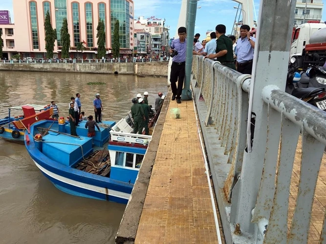 đang tích cực dùng mọi biện pháp để cứu hộ tàu, bảo vệ cầu.