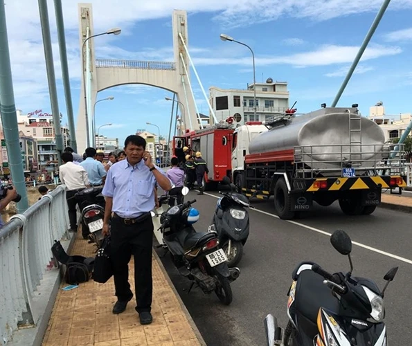 Hàng chục cán bộ chiến sĩ cảnh sát PCCC, lực lượng biên phòng đang tích cực dùng mọi biện pháp để cứu hộ tàu, bảo vệ cầu.