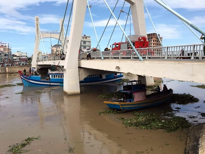 Hàng chục cán bộ chiến sĩ cảnh sát PCCC, lực lượng biên phòng đang tích cực dùng mọi biện pháp để cứu hộ tàu, bảo vệ cầu.