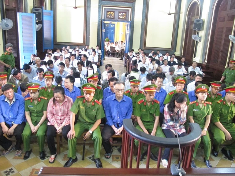 Các bị cáo tại phiên toà sáng nay