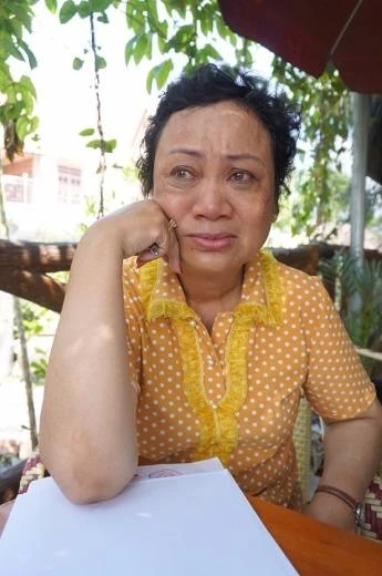 Bà Trần Thị Huệ nghẹn ngào khi nhắc về những ngày sống trong thân phận bị can. Ảnh: N.NGA