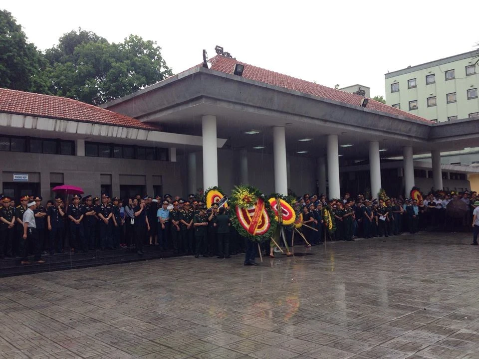 Hàng trăm các chiến sĩ quân, người dân đứng dưới trời mưa để chờ vào viếng 