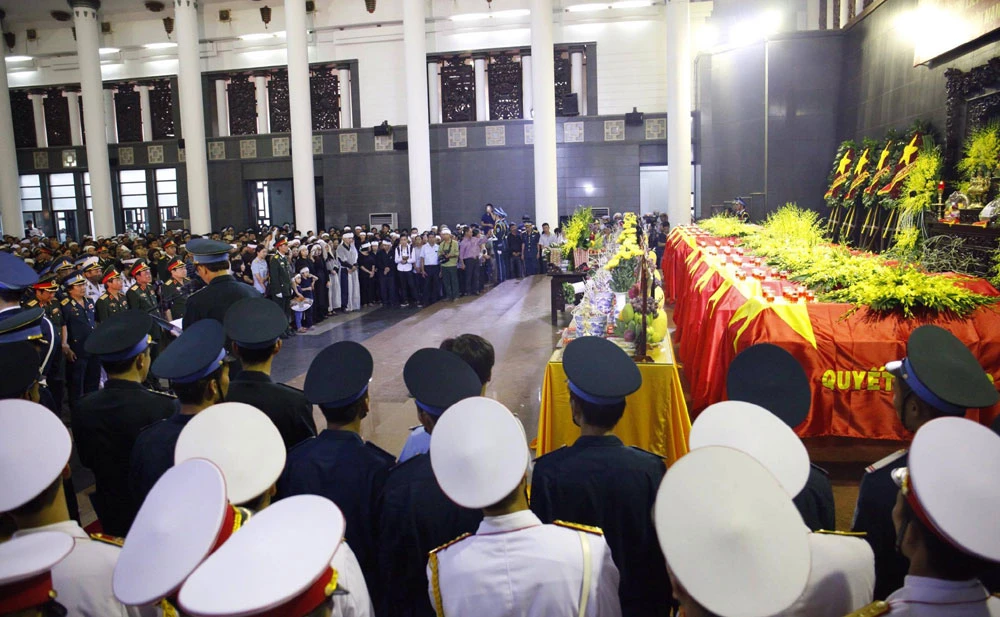 Trời lại tiếp tục đổ mưa khi bên trong nhà tang lễ Bộ Quốc phòng đang diễn ra lễ truy điệu 9 quân nhân trên Casa 212. Ảnh: VNN