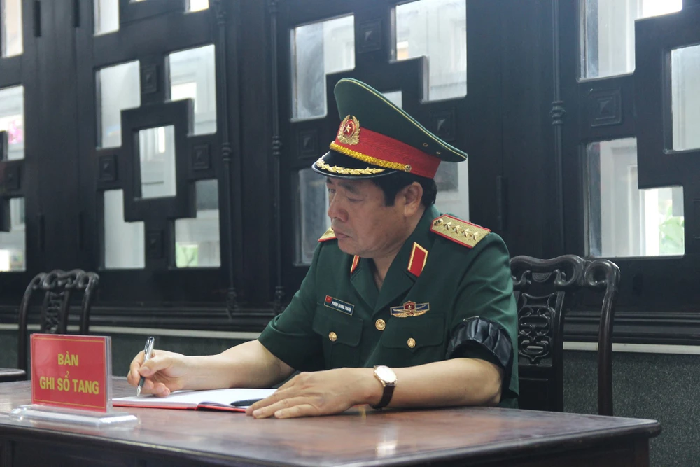 Đại tướng Phùng Quang Thanh ghi sổ tang