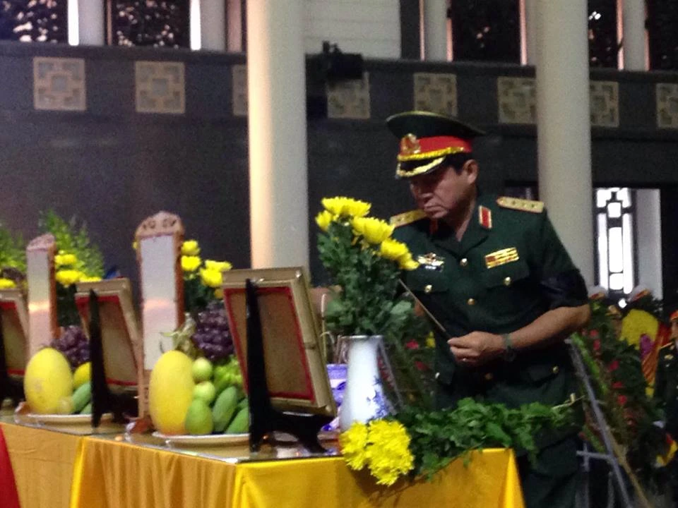 Thượng tướng Võ Văn Tuấn - Phó Tổng tham mưu trưởng Quân đội nhân Việt Nam thắp nhang cho đồng đội.