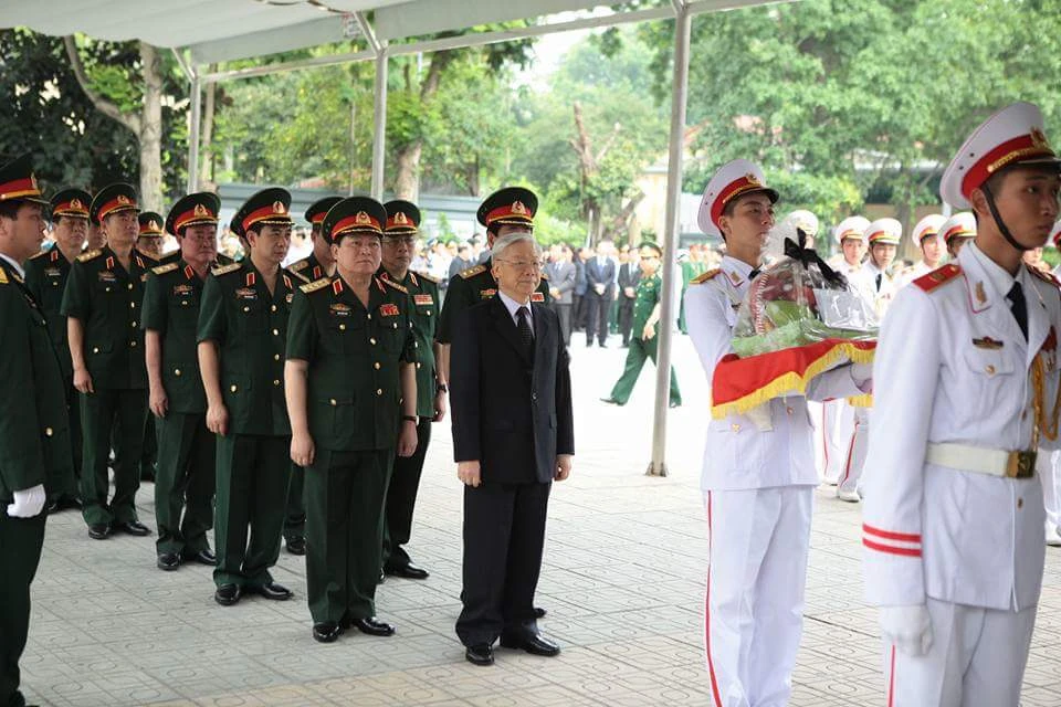Tổng bí thư Nguyễn Phú Trọng cùng đoàn Quân ủy trung ương vào viếng