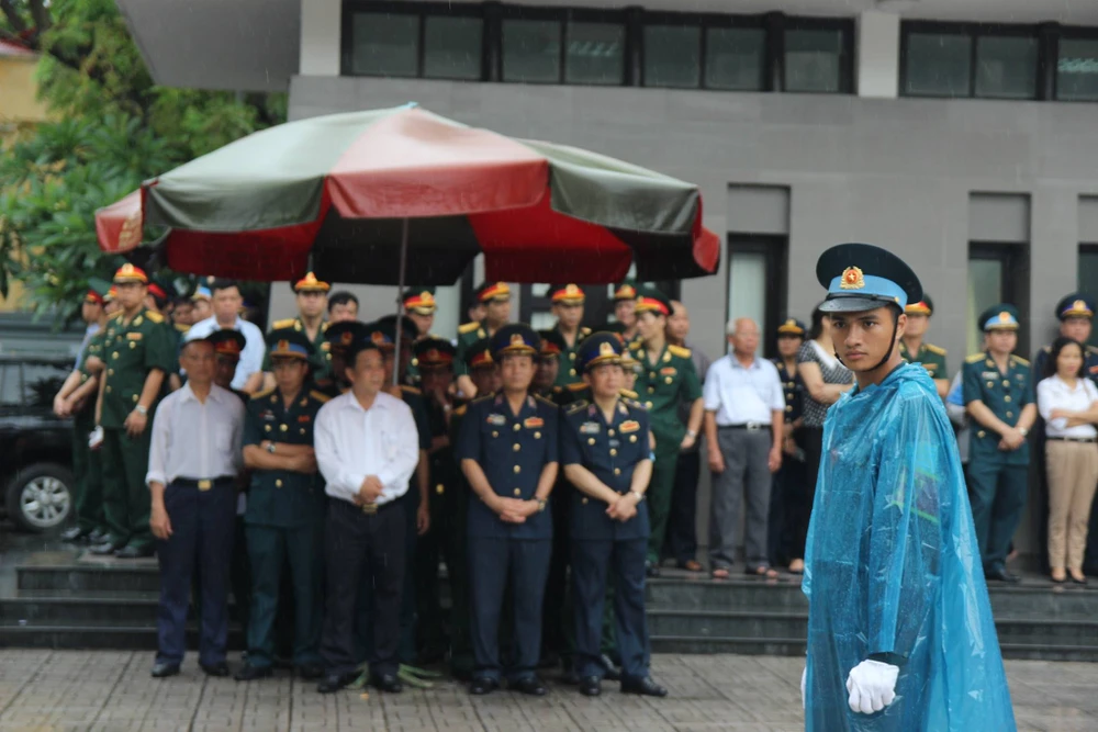 Đồng đội chờ vào viếng các anh trong mưa. Ảnh: VNN