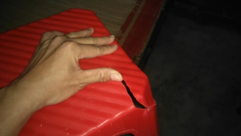 Chiếc ghế bị chém vỡ 