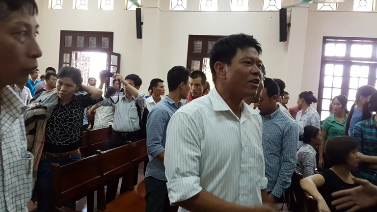 Người nhà các bị cáo bức xúc sau khi tòa tuyên án
