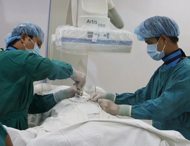 Bác sĩ BV quận Thủ Đức đang điều trị bệnh nhân. Ảnh: CTV