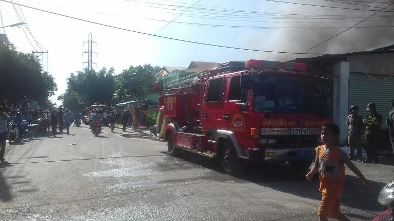 Các cán bộ chiến sỹ vẫn đang nỗ lực khống chế để đám cháy