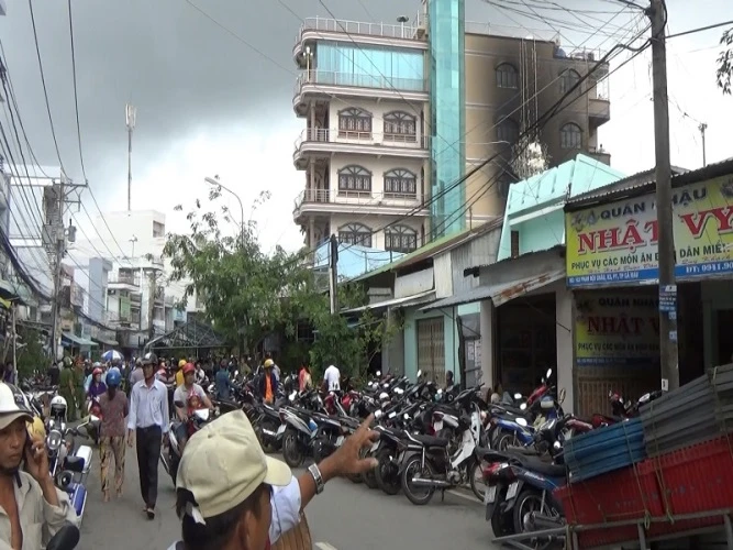 Vụ cháy làm cháy xém toàn nhà cao tầng bên cạnh. 