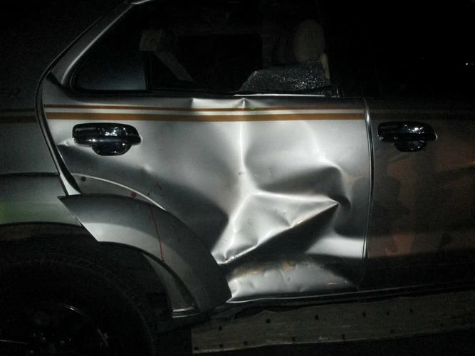 Ô tô bị biến dạng phần cửa sau