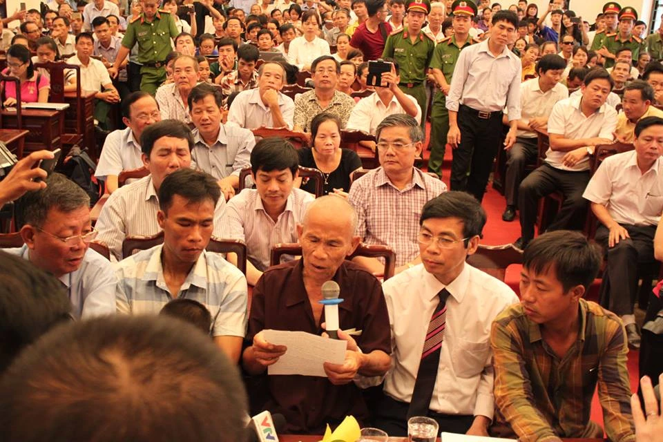 Ông Trần Văn Thêm đang ngồi tại chỗ phát biểu