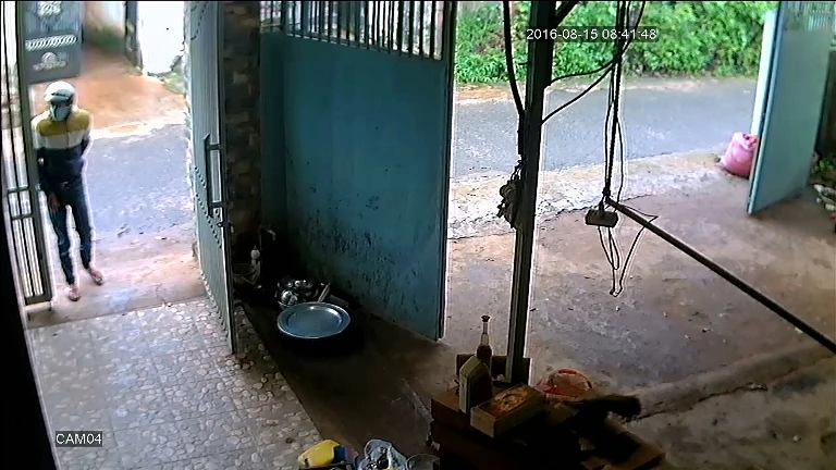 Tên trộm đang tiến vào nhà
