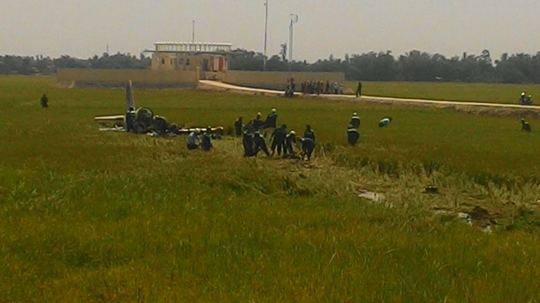 Hiện trường vụ rơi máy bay. Ảnh: TẤN LỘC