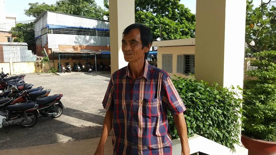 ông Huỳnh Văn Nén đến tòa trong tâm trạng khá vui vẻ