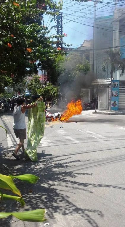 Đem cả mền ra cứu xe