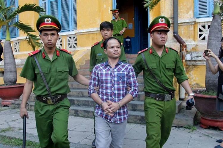 Dẫn giải bị cáo Minh về trại giam sau phiên tòa