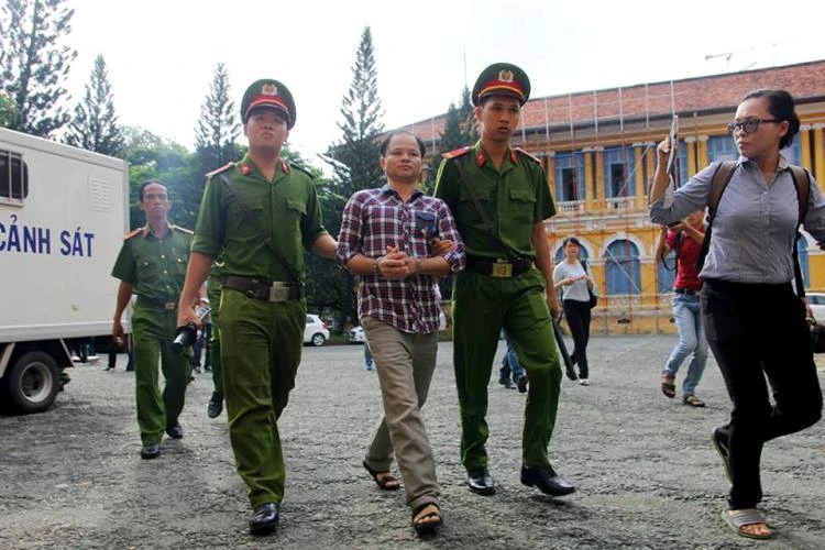 Bị cáo Võ Văn Minh bị dẫn giải đến phiên tòa