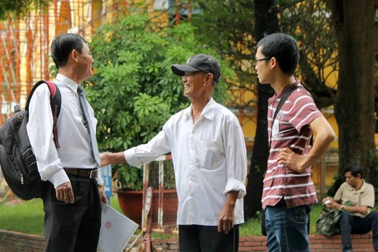 Cha bị cáo Võ Văn Minh (giữa) đến tòa từ rất sớm