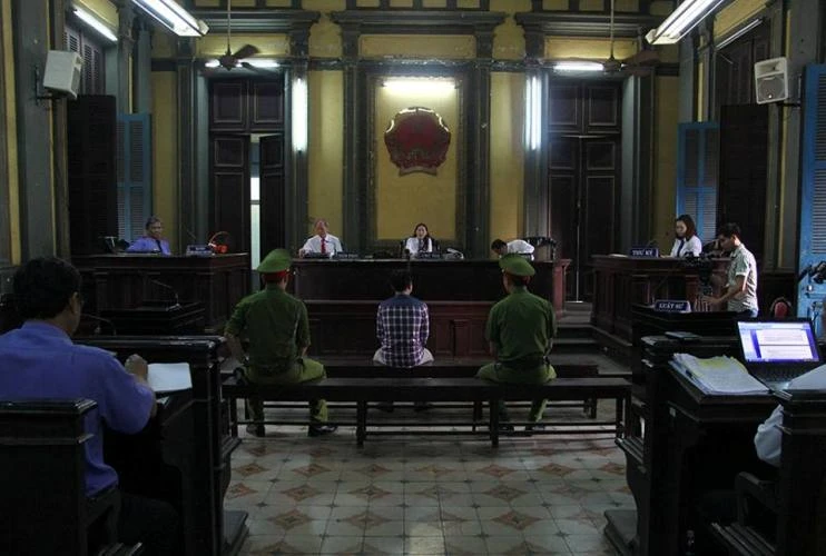  Đại diện VKS bác bỏ ý kiến LS, phiên tòa vẫn tiếp diễn.