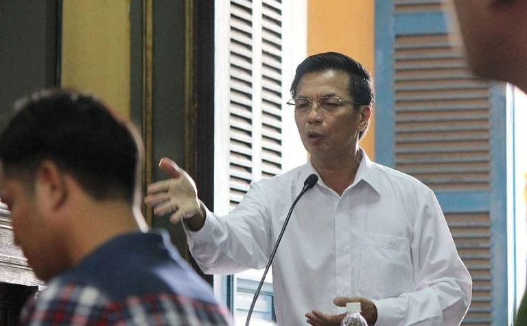 Luật sư Hùng đang tranh luận