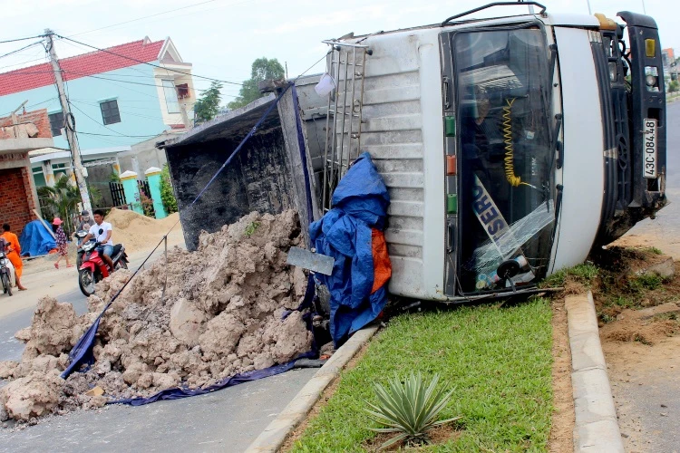 Xe tải chở đất bị lật, tài xế may mắn thoát chết 