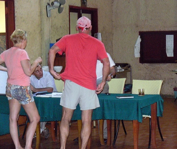 Nhiều du khách Nga mặc cả quần sooc ngắn cầm phiếu bầu cử trên tay đến điểm bỏ phiếu