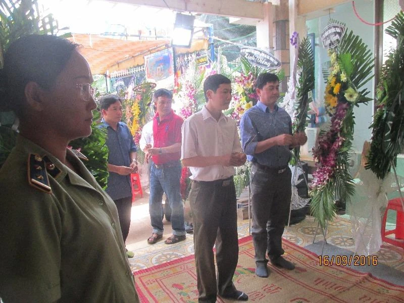 Đại diện Chi cục QLTT tỉnh Vĩnh Long đến viếng đám tang anh Danh