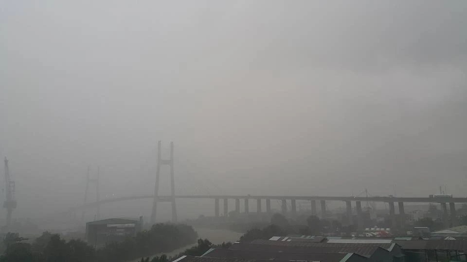 Mây đen kịt ngay từ 6h30 sáng. Ảnh ĐL