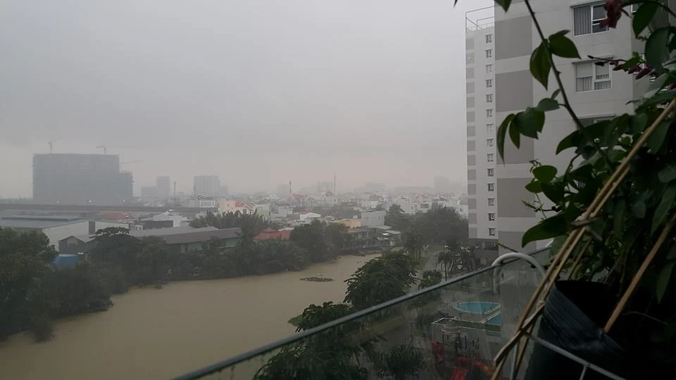 Mây đen kịt ngay từ 6h30 sáng. Ảnh ĐL