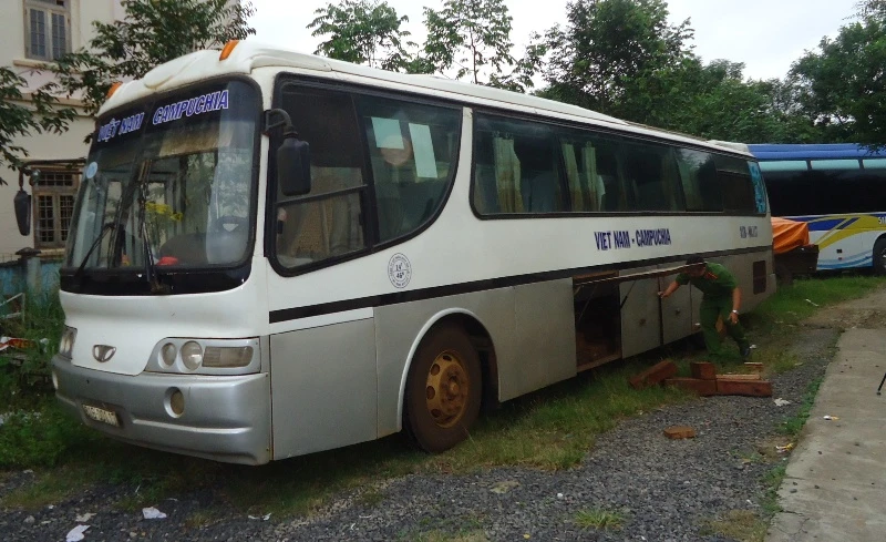 Xe khách chở gỗ lậu bị tạm giữ phục vụ công tác điều tra