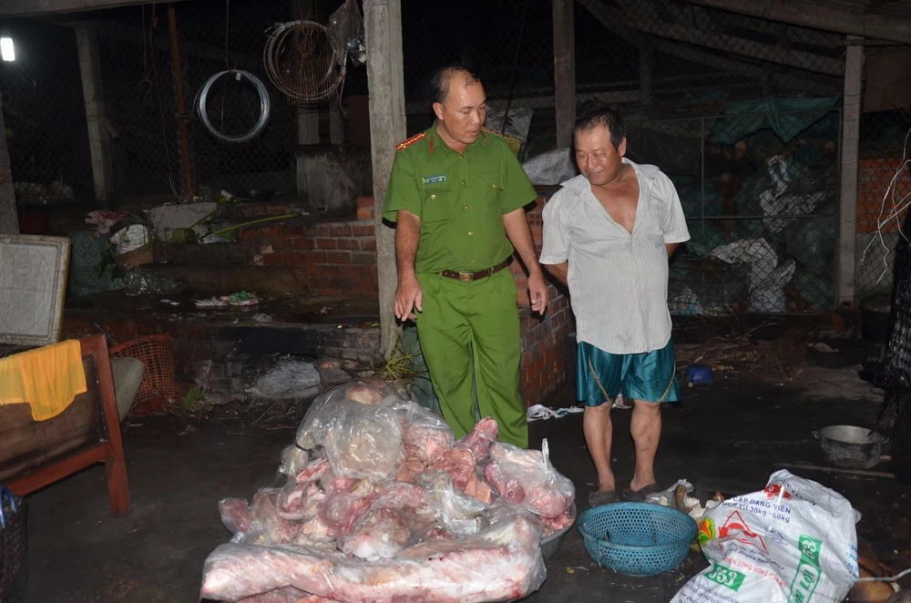 Lực lượng chức năng bắt quả tang cơ sở giết mổ heo chết của ông Tra. 