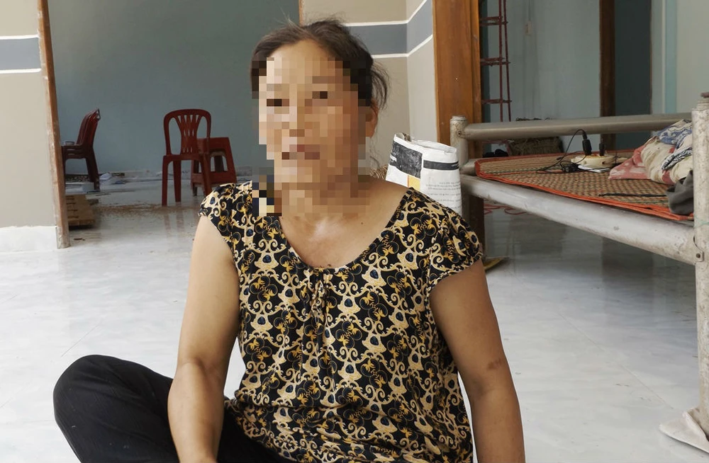 Chị Bùi Thị Hiền đang trao đổi với PV